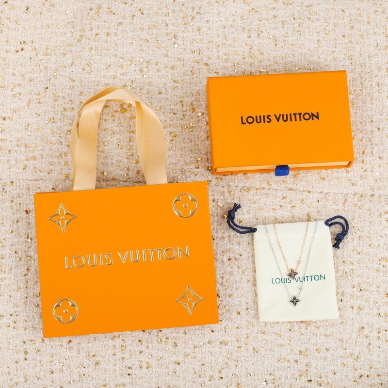 Ba*len*cia*ga necklaces
